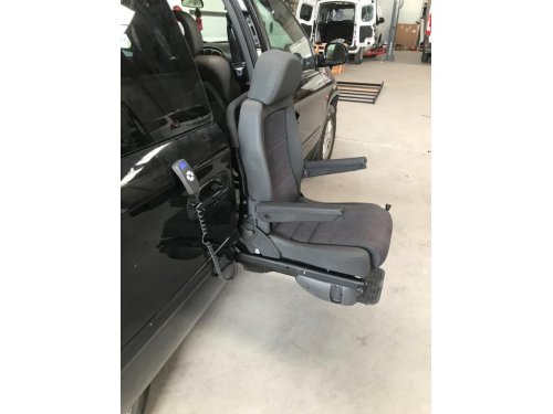 Vehículo adaptado con silla elevadora