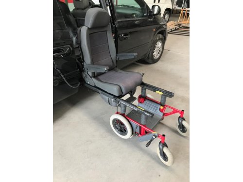 Vehículo adaptado con silla