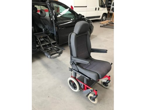 Vehículo adaptado con silla