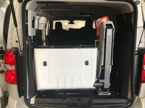 Vehículo adaptado con plataforma elevadora