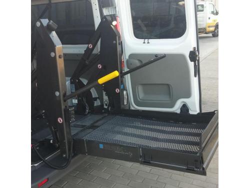 Vehículo con plataforma elevadora